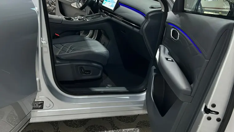 Área de entrada da V-TECH Blindados, com o painel da marca ao fundo