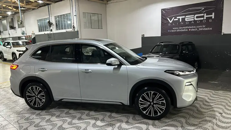 Veículo blindado pela V-TECH visto de trás, com o vidro traseiro instalado