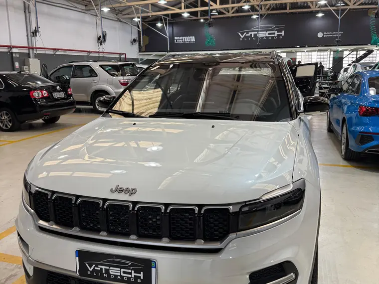 Jeep Commander branco blindado pela V-TECH, dentro da unidade em São Paulo